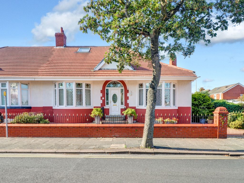 4 bed semidetached bungalow for sale in Arnold Avenue, Blackpool FY4