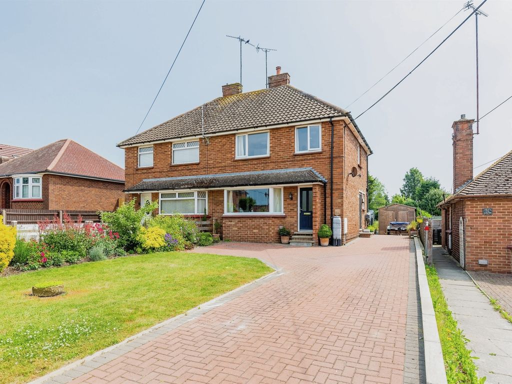3 bed semidetached house for sale in London Road, Raunds