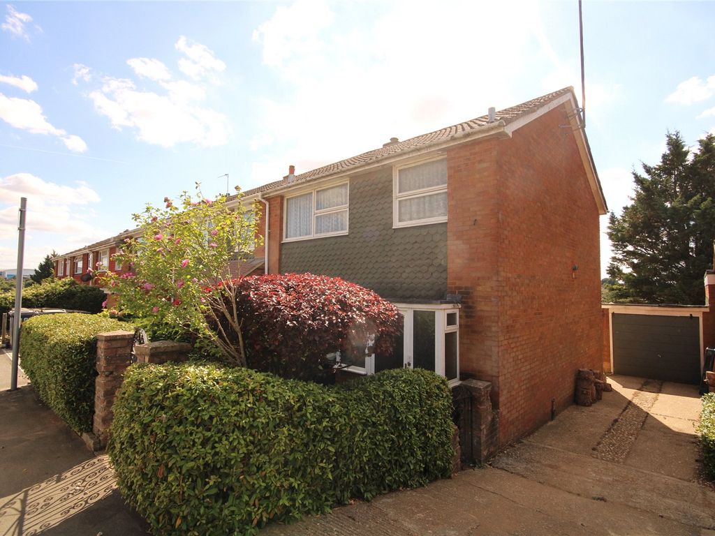 3 bed end terrace house for sale in Porlock Drive, Luton, Bedfordshire
