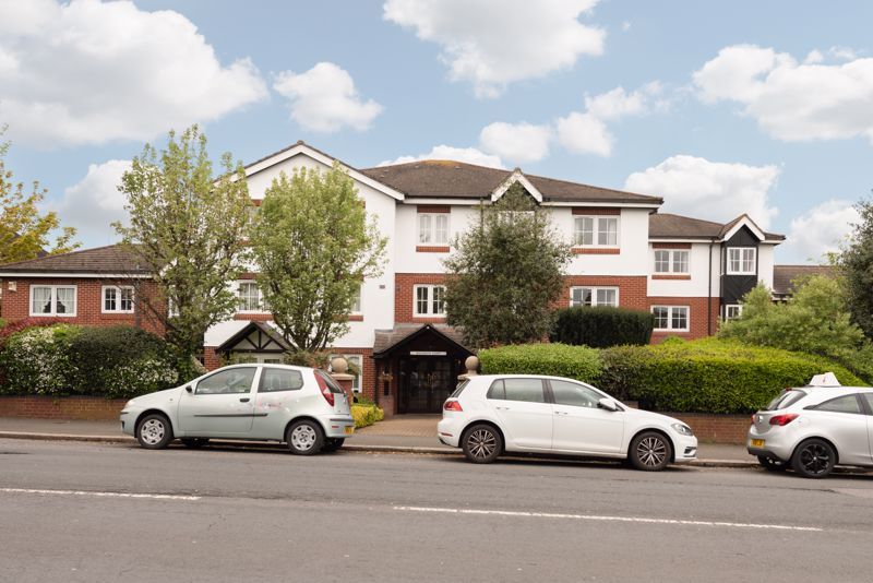 2 bed property for sale in Avenue Road, London N14, £200,000 Zoopla