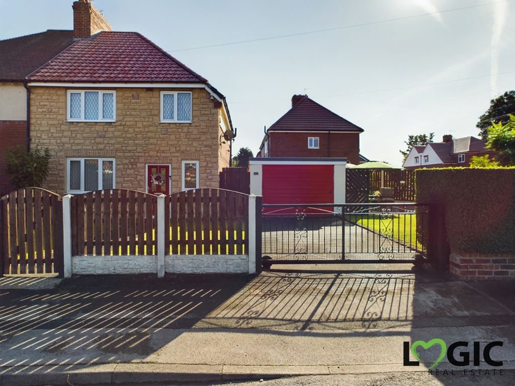 3 bed semidetached house for sale in Willow Park, Pontefract, West