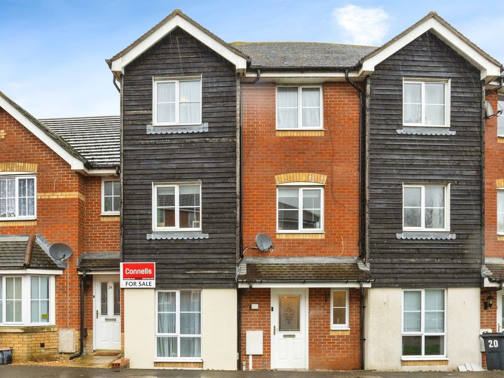 4 bed town house for sale in Fairview Drive, Ashford TN24, £375,000
