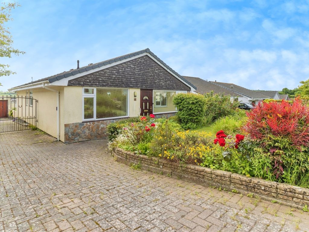 3 bed detached bungalow for sale in Oaklands Park, Buckfastleigh TQ11