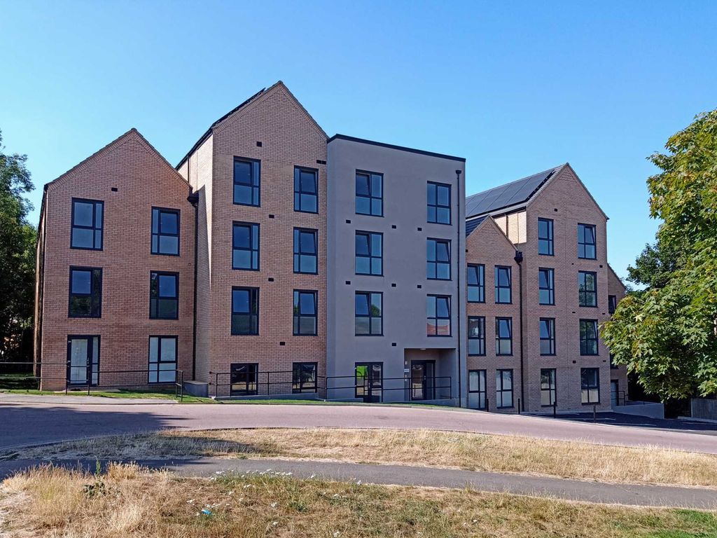 22 Maple House, Hemel Hempstead HP2  