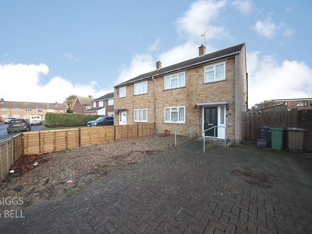 3 bed semidetached house for sale in Guernsey Close, Luton
