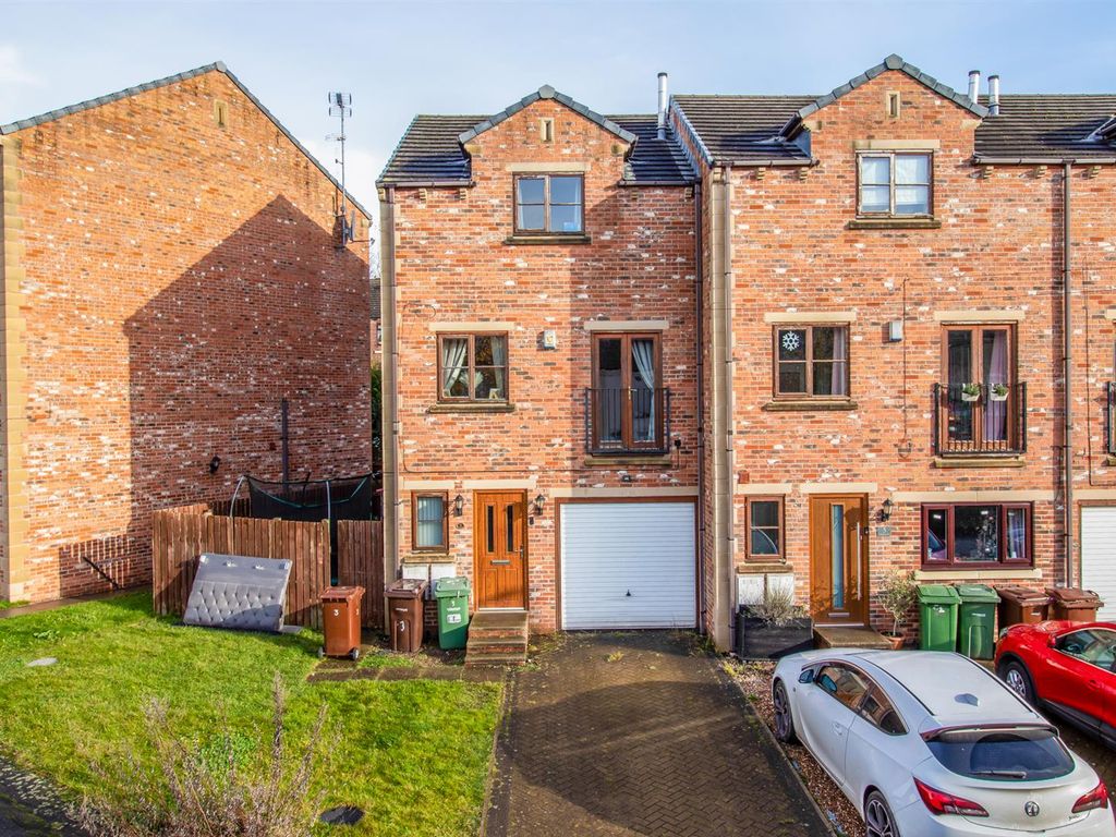 3 bed town house for sale in Beaumont Street, Stanley, Wakefield WF3, £