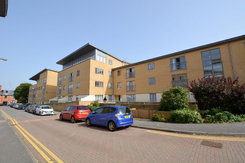 2 bed flat to rent in Sovereign Place, HarrowOnTheHill, Harrow HA1