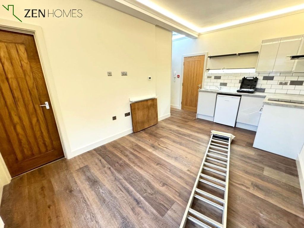1 bed flat to rent in Enfield Road, Enfield EN2, £1,550 pcm Zoopla