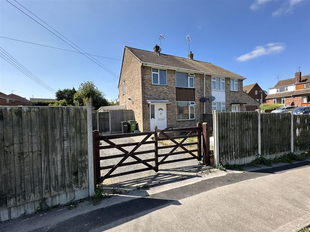 3 bed semidetached house for sale in Hicks Avenue, Tilsdown, Dursley