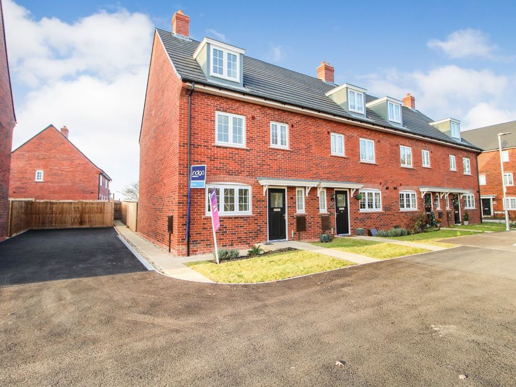 4 bed end terrace house for sale in Chiltern Road, Stewartby, Bedford