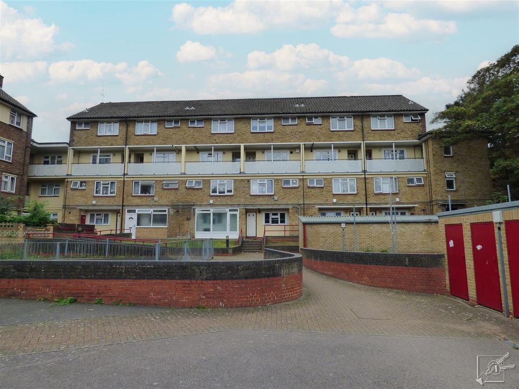 3 bed barn conversion for sale in Park Place, Gravesend DA12, £170,000