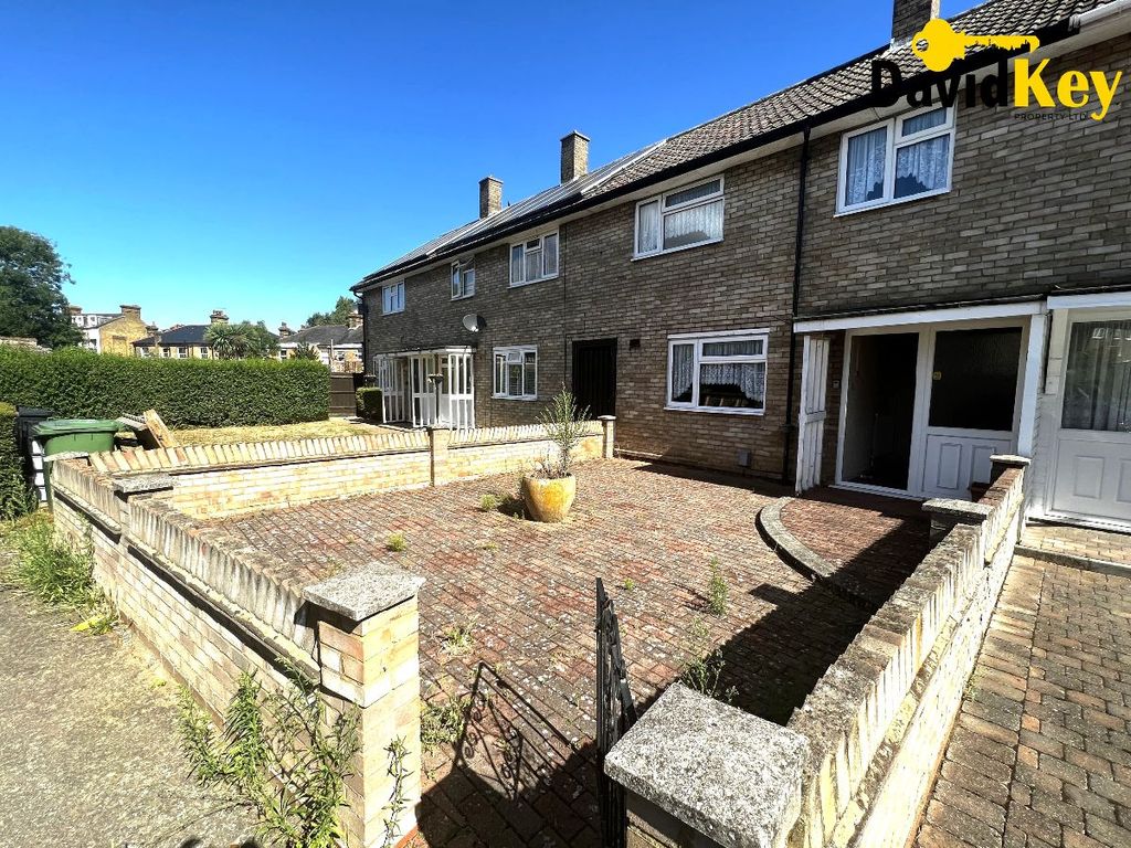 3 bed terraced house to rent in Pengelly Close, Cheshunt, Waltham Cross