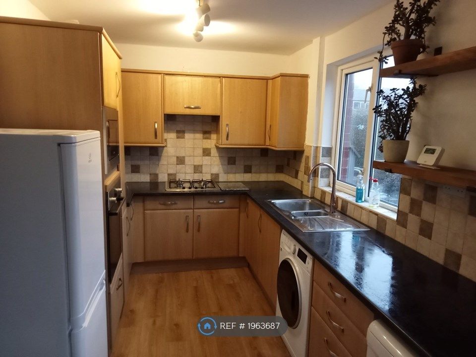 2 bed terraced house to rent in Dorrington Rd, Lancaster LA1, £700 pcm