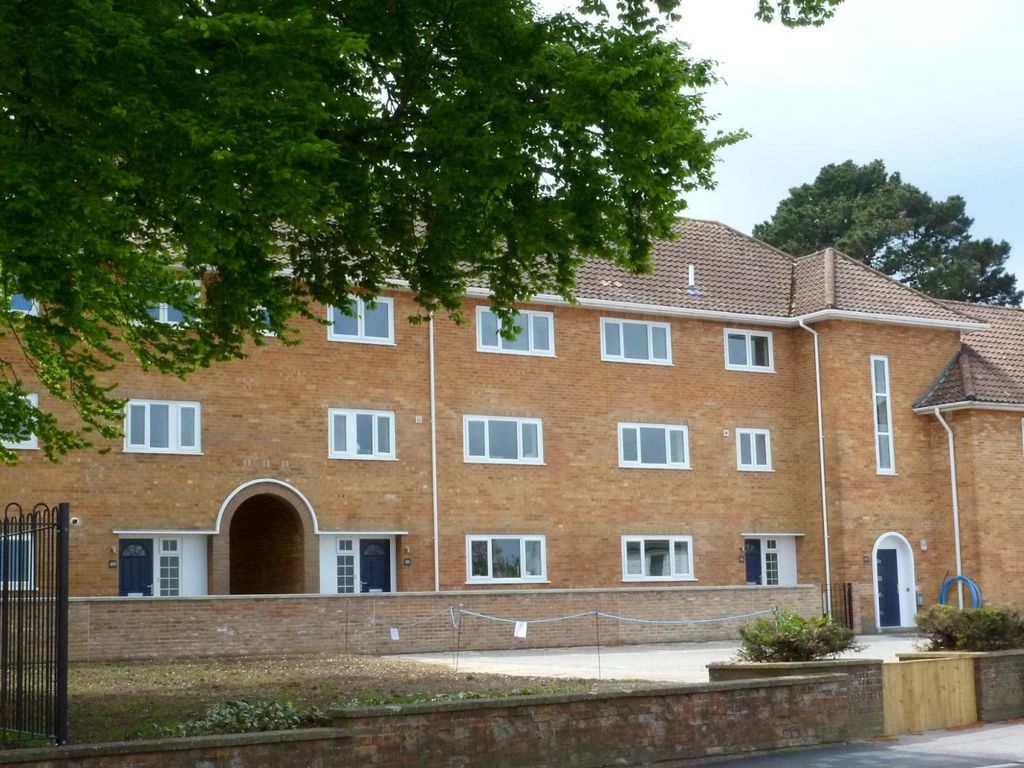 4 bed flat to rent in Ashley Road, Parkstone, Poole BH14, £1,300 pcm