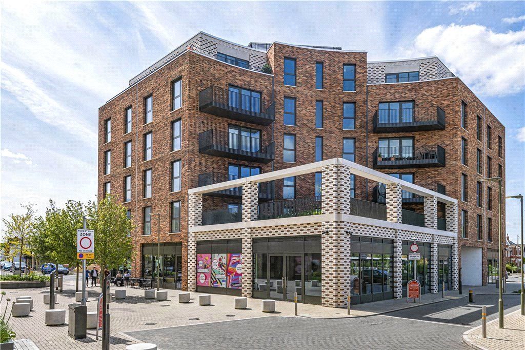 1 bed flat to rent in Station Road North, Egham, Surrey TW20, £1,500