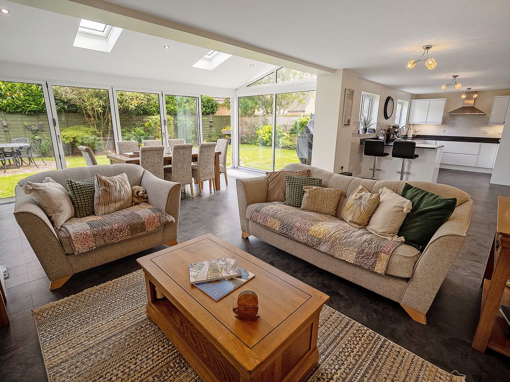 4 bed detached house for sale in Cawston, Rugby, Warwickshire CV22, £