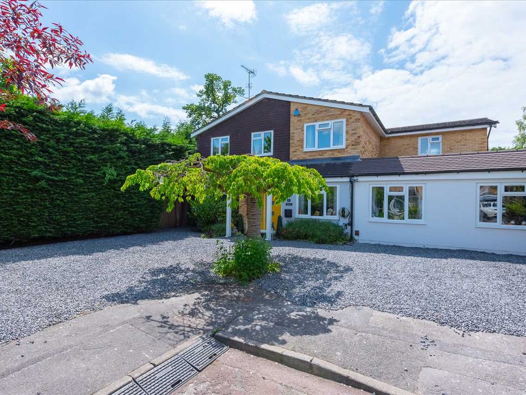 4 bed detached house for sale in Alderbrook Close, Crowthorne RG45, £