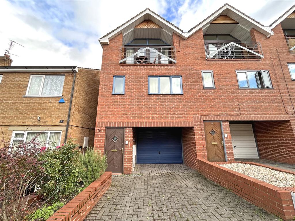 2 bed town house to rent in Gladstone Street, Carlton, Nottingham NG4