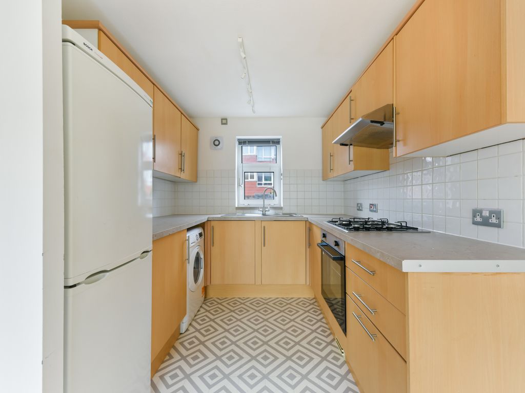 3 bed detached house to rent in Polesden Gardens, Raynes Park, London