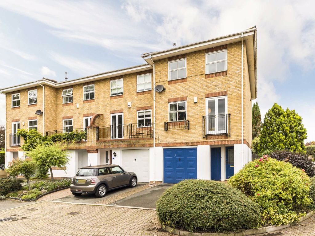 4 bed property to rent in Northweald Lane, Kingston Upon Thames KT2