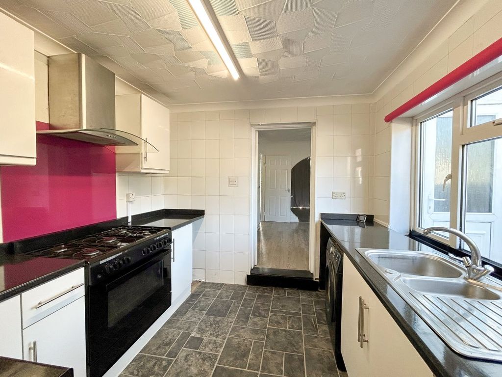 3 bed property to rent in Victoria Terrace, Sittingbourne ME10, £1,350