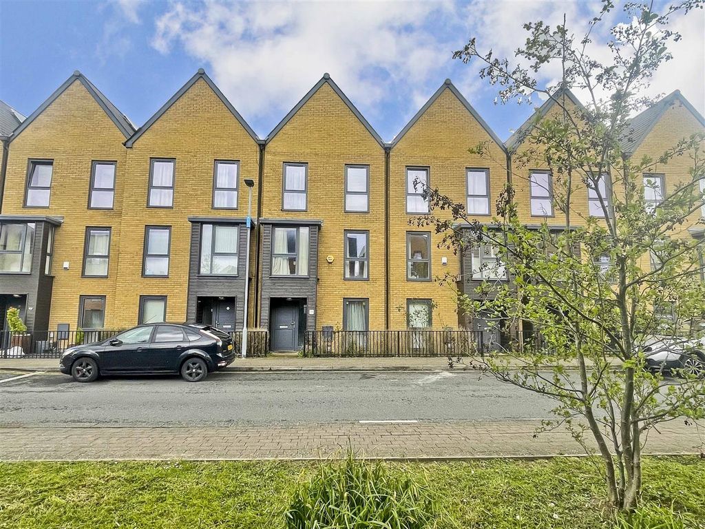 4 bed town house for sale in Churchill Road, Uxbridge UB10, £715,000