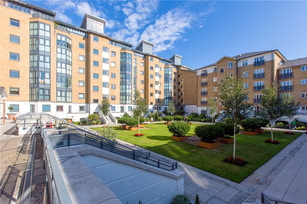 2 bed flat to rent in Prices Court, Cotton Row, Battersea, London SW11