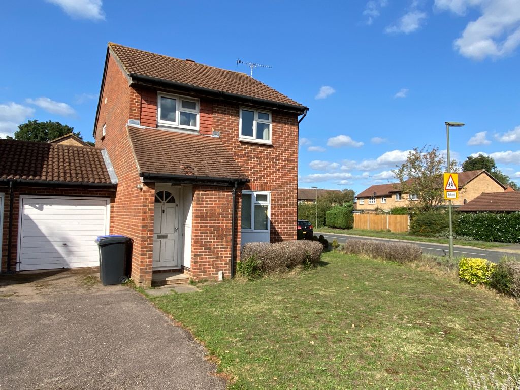 3 bed link detached house for sale in Hawkswell Close, Woking GU21, £