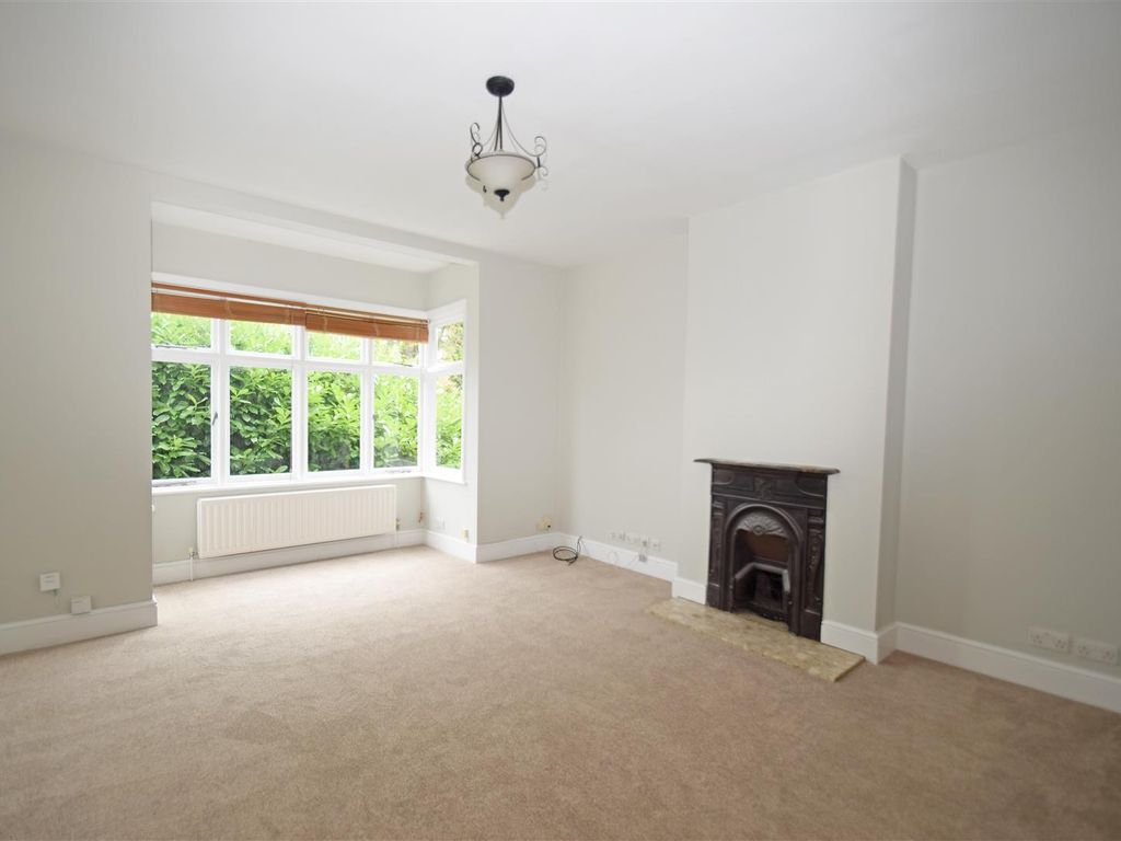 4 bed flat to rent in St. Margarets Road, St Margarets, Twickenham TW1