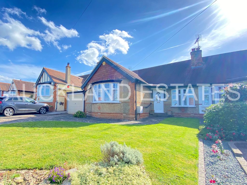 4 bed semidetached bungalow for sale in Ladbrooke Drive, Potters Bar