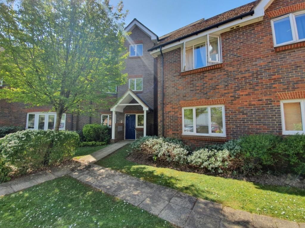 2 bed flat to rent in Princess Court, Gordon Road, Haywards Heath, West