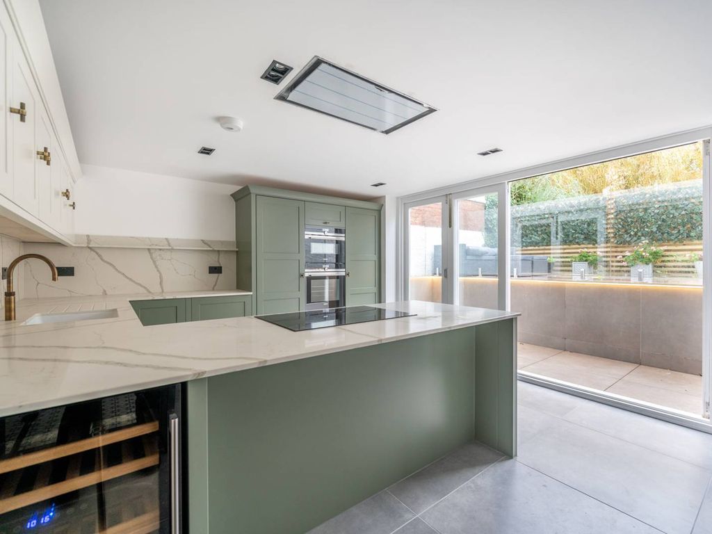 4 bed flat to rent in Teignmouth Road, Mapesbury Estate, London NW2, £