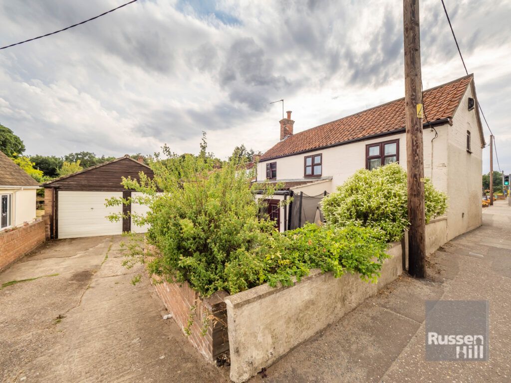 4 bed cottage for sale in Fakenham Road, Great Witchingham, Norwich NR9