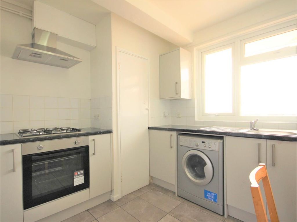 3 bed flat to rent in Tenby Road, London E17 Zoopla