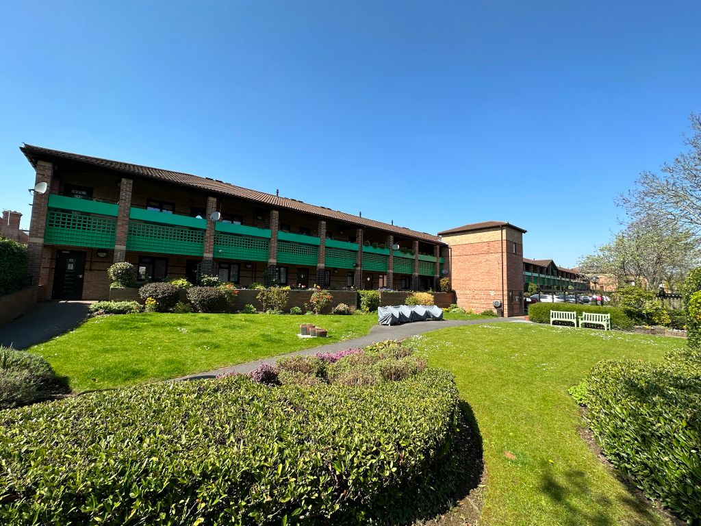 2 bed flat for sale in Marlborough Court, West Bridgford, Nottingham