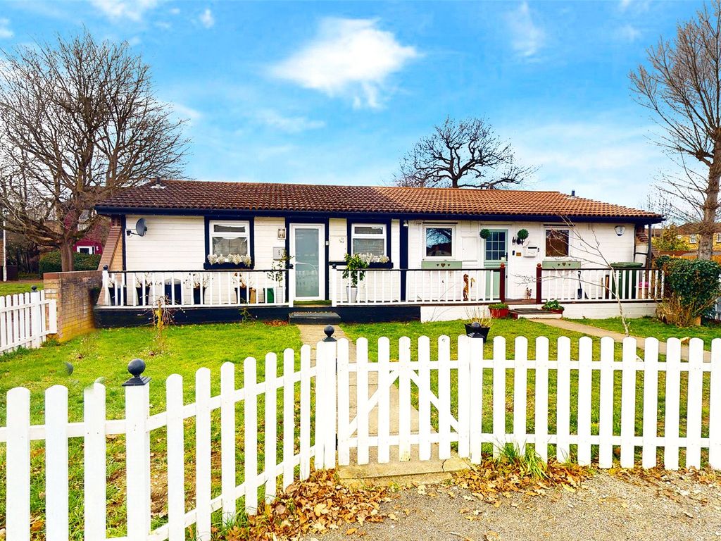 2 bed bungalow for sale in Holgate, Basildon, Essex SS13, £165,000 Zoopla