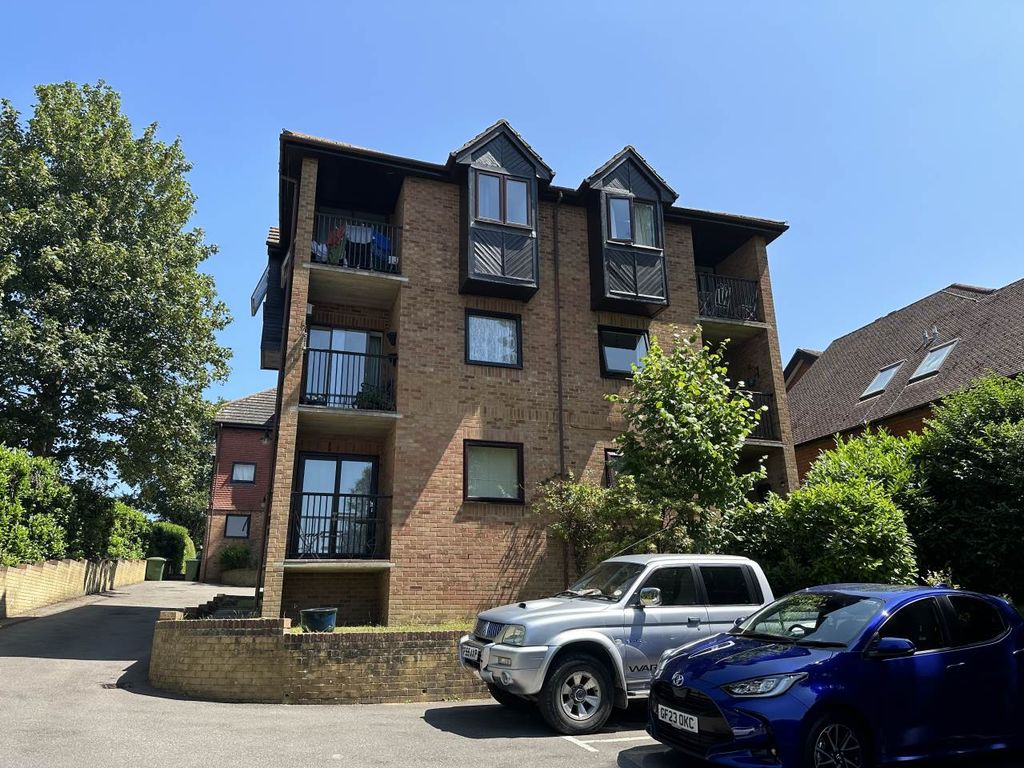 1 bed flat to rent in Glendale Court, Sandhurst Road, Tunbridge Wells