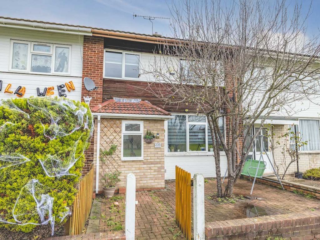 3 bed terraced house for sale in Humber Way, Langley SL3, £425,000 Zoopla