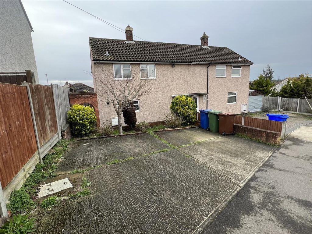 2 bed semidetached house to rent in Abbotts Drive, Corringham