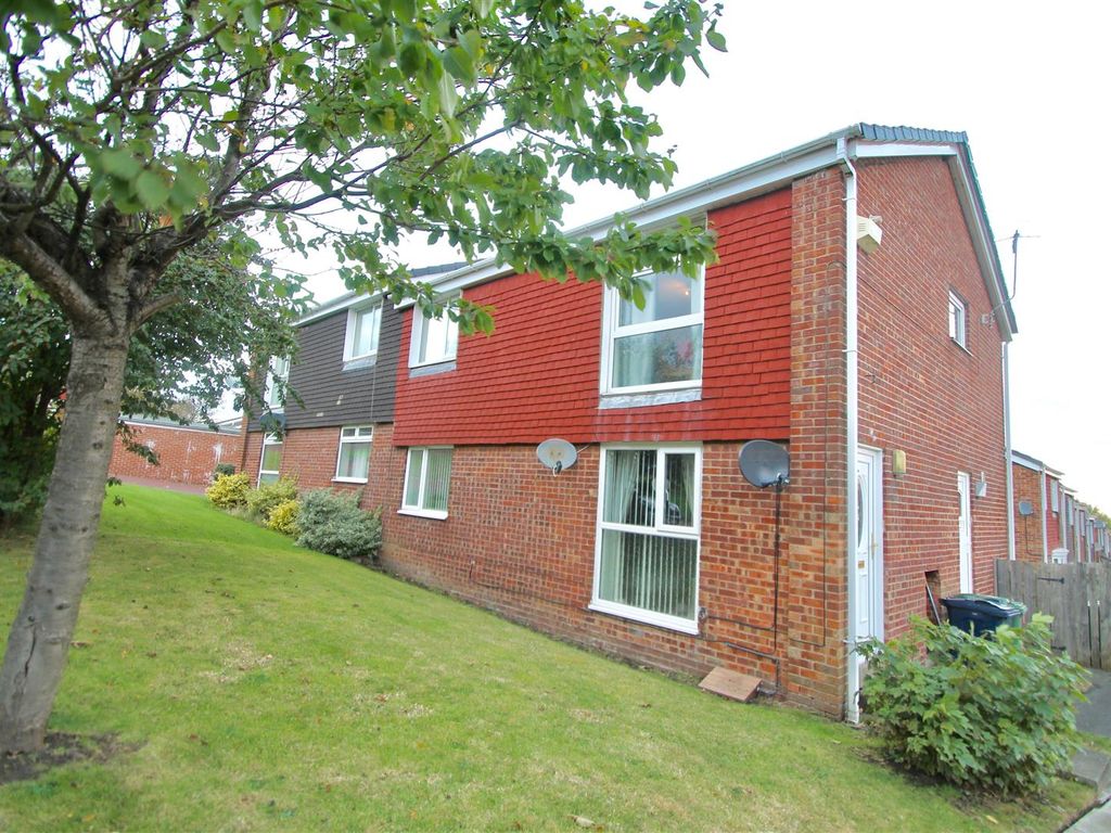 2 bed flat for sale in Kingsway, Sunniside, Newcastle Upon Tyne NE16