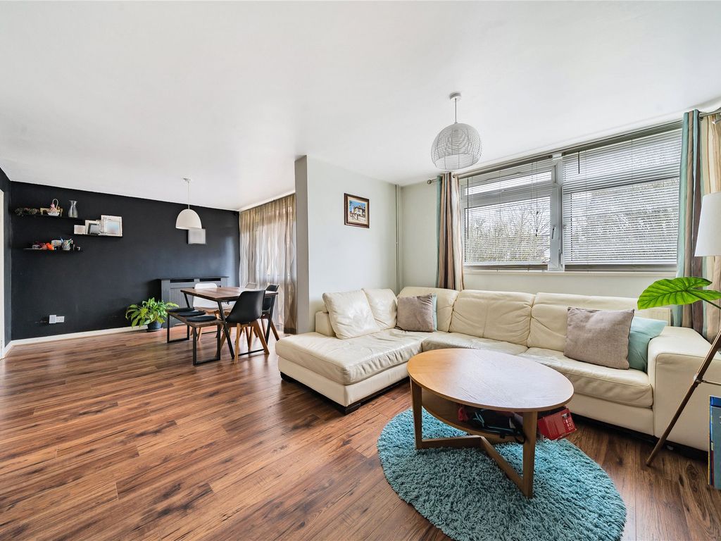 3 bed flat for sale in WaltonOnThames, Surrey KT12, £385,000 Zoopla