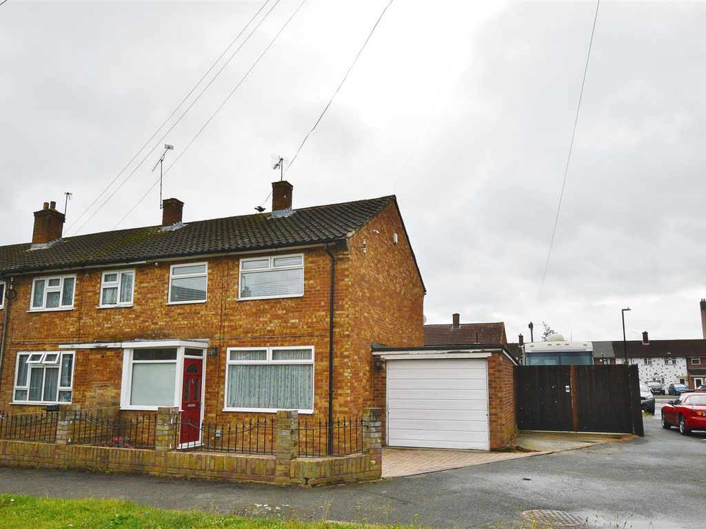 3 bed end terrace house for sale in Gascons Grove, Slough SL2, £495,000