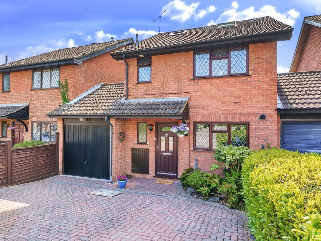 4 bed linkdetached house for sale in Merrow Park, Guildford, Surrey