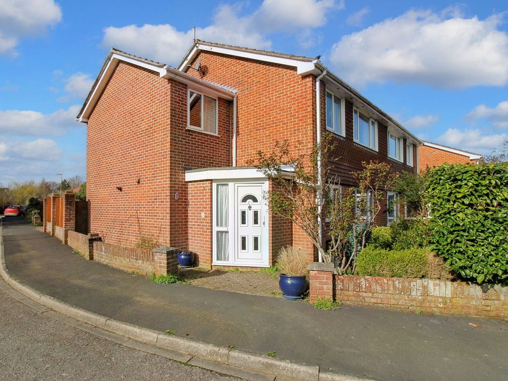 4 bed semidetached house for sale in Southfields Close,