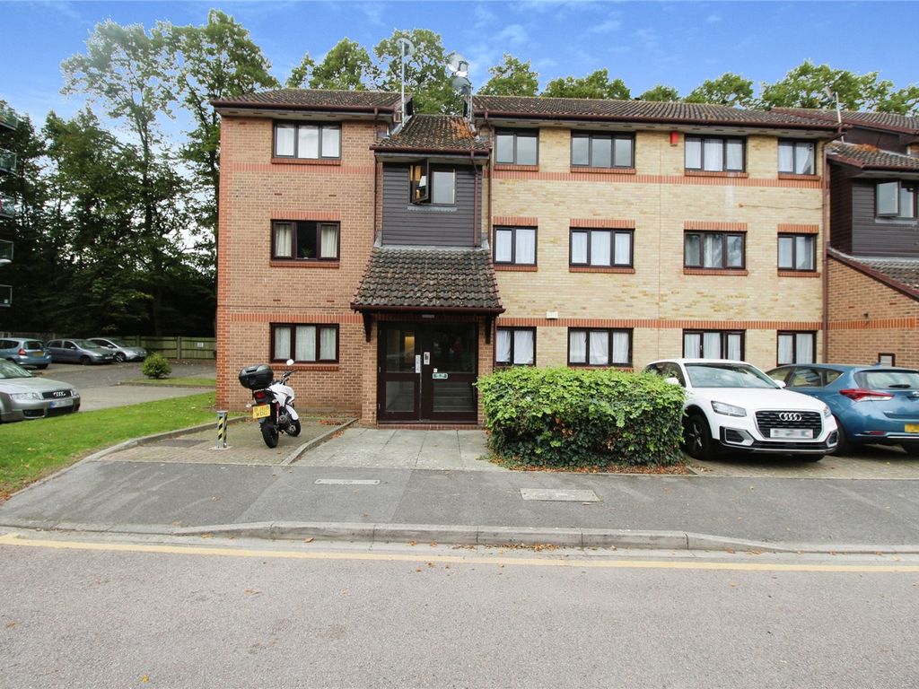 2 bed flat to rent in Waterside Close, Barking IG11, £1,500 pcm Zoopla