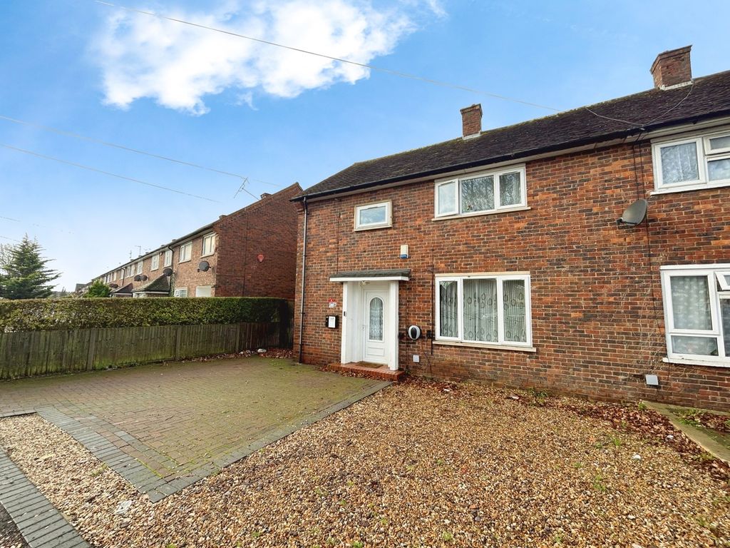 3 bed semidetached house to rent in Trelawney Avenue, Langley SL3, £