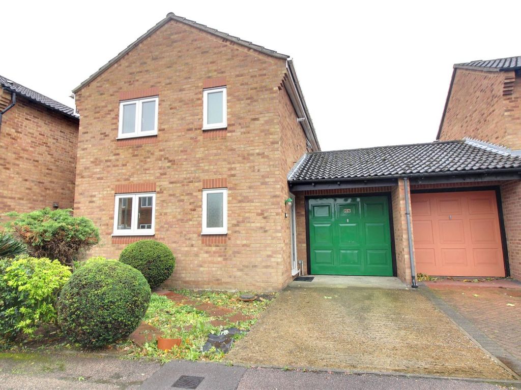 3 bed linkdetached house for sale in Oakview Close, Cheshunt, Waltham