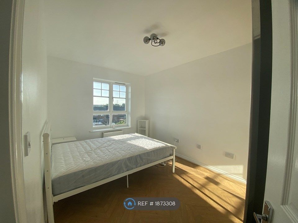 Room to rent in Yale Rd, Willenhall WV13, £560 pcm Zoopla