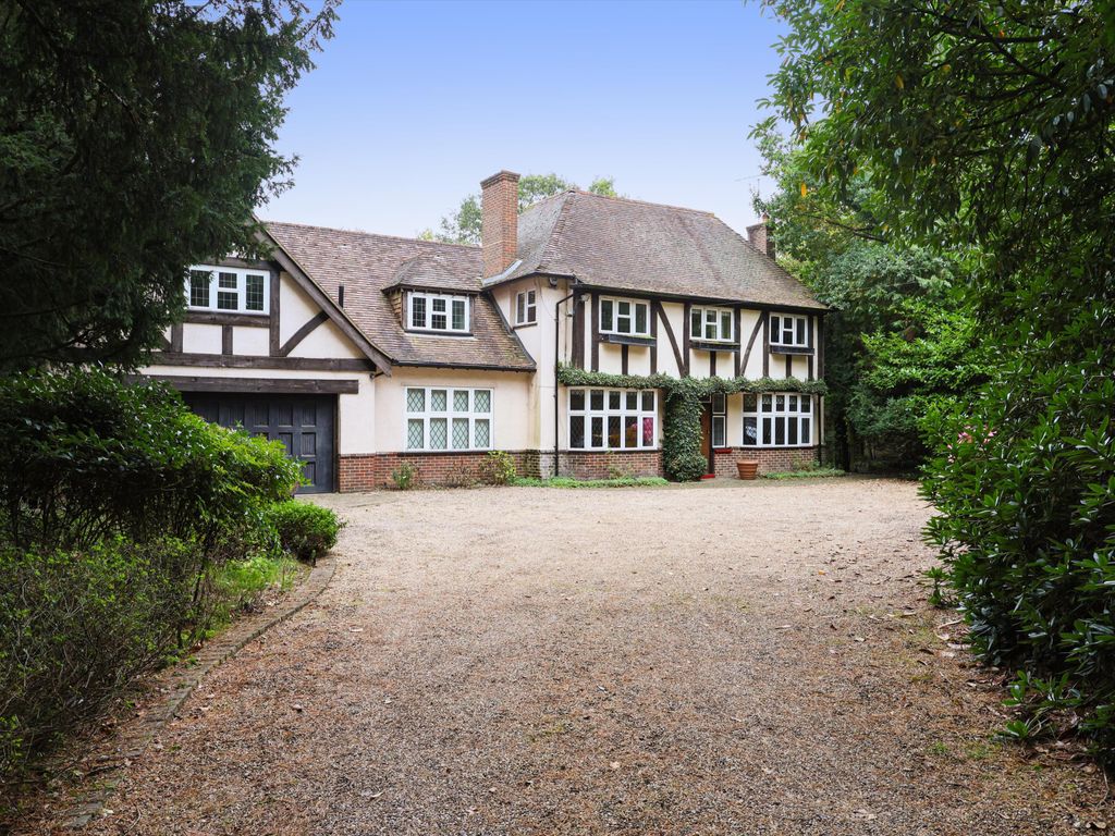 4 bed detached house to rent in Seven Hills Road, Cobham, Surrey KT11