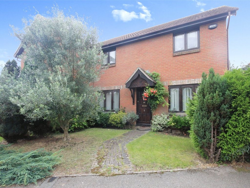 3 bed semidetached house for sale in Ramsey Chase, Wickford, Essex